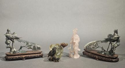CHINE. Gyanyin en quartz rose et groupe à l'oiseau