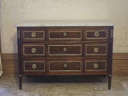 COMMODE ouvrant par cinq tiroirs sur trois rangs e