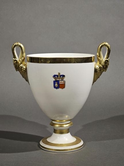 VASE en porcelaine de Paris orné d'armoiries sous 