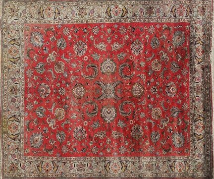 重要藏品：塔布里兹地毯，红色底色上饰有花卉与藤蔓图案。伊朗，386 x 283 厘米。（边缘有污渍，