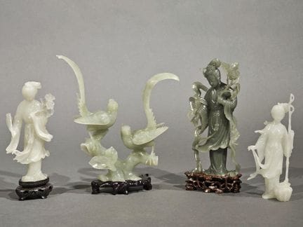 CHINE. Guanyins et oiseaux fantastiques. Quatre su