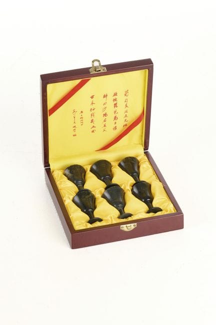 ASIE. Six GOBELETS en jade néphrite dit "jade d'en
