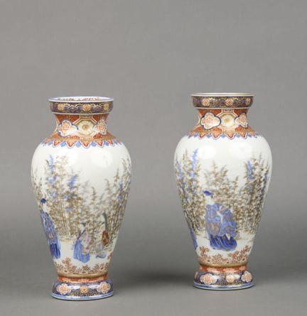 JAPON. Paire de VASES en porcelaine à décor de cou