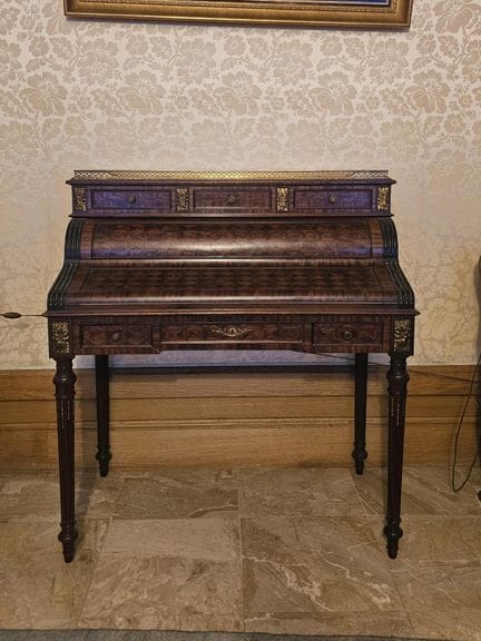 BUREAU A MECANISME en bois de placage et laiton ou