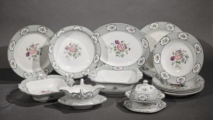 韦奇伍德（WEDGWOOD）。一套饰有藤蔓与花卉图案的细瓷餐具，包括六只深盘、两只圆盘、一只椭圆盘、