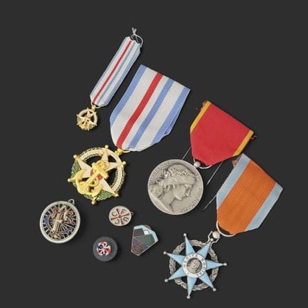 Décorations et insignes divers en métal argenté, d