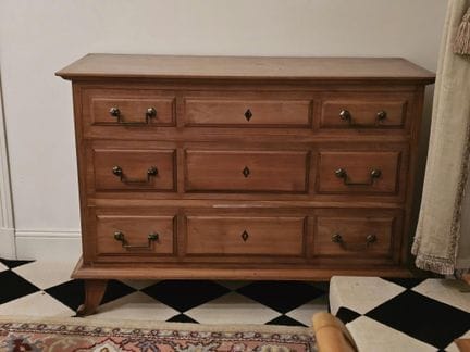 COMMODE ouvrant par trois tiroirs en bois clair, s