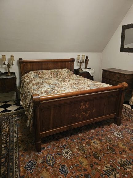 LIT en placage d'acajou blond à décor marqueté d'o