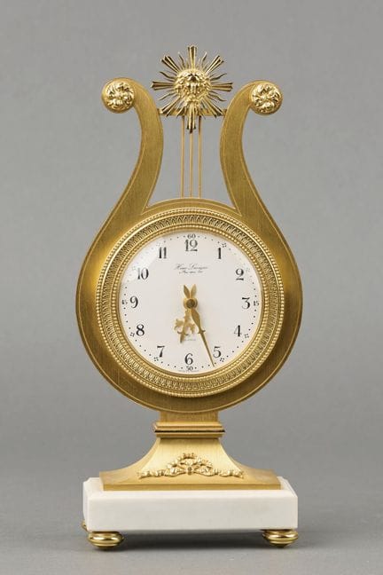 HOUR LAVIGNE. Gilded bronze lyre-shaped clock deco