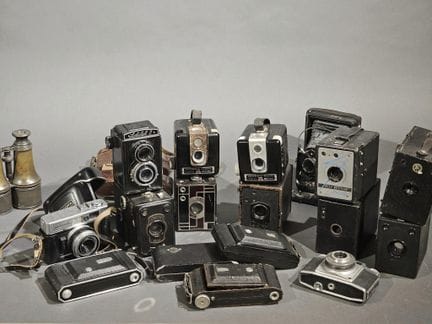 Fort lot d'appareils photo vintage dont Brownie, L