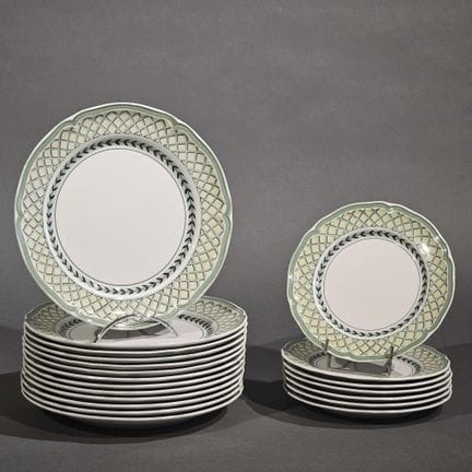 VILLEROY ET BOCH。十三只餐盘和七只甜点盘，款式为“French Garden”，黄色