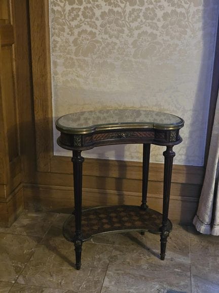 TABLE ROGNON dite à ouvrage en placage d'acajou, d