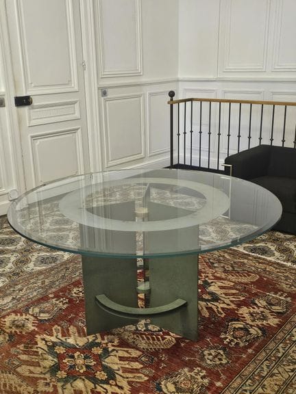 FIRST TIME, 27 rue Mazarine à Paris. TABLE en méta