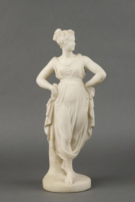 19th-century school. Young girl wearing a wreath o
