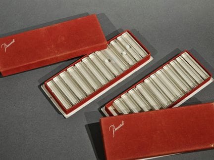 BACCARAT. Vingt-trois PORTE-COUTEAUX en cristal da