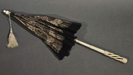 OMBRELLE en dentelle noire, le manche en os à déco