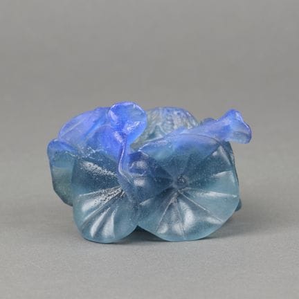DAUM. Porte-bougie en pâte de verre bleue à motifs