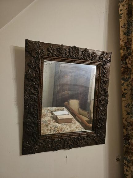MIROIR en noyer sculpté de fleurs et palmettes, la