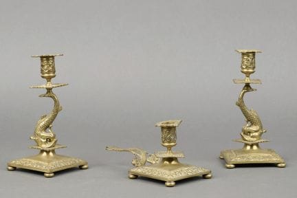 Par de CANDELEROS y RAT DE CAVE de bronce barnizad