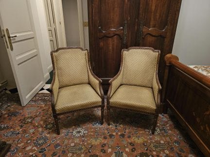 Paire de BERGÈRES en bois naturel, la garniture en
