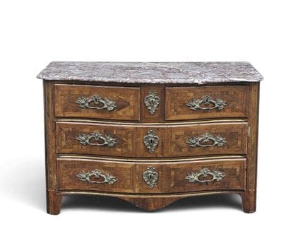 COMMODE en placage de bois de violette, laiton et 