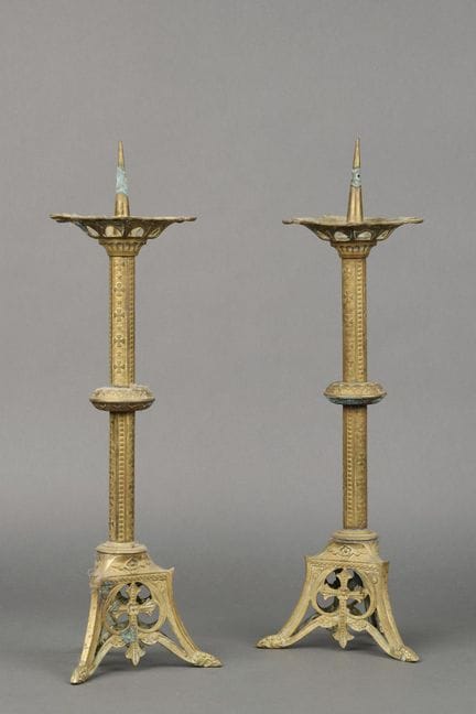 Par de candelabros de latón con decoración neogóti