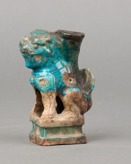 CHINE. Chimère formant porte-encens en grès à  cou
