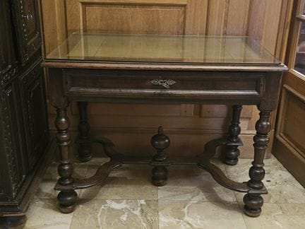 Petit BUREAU en noyer ouvrant par un tiroir en cei
