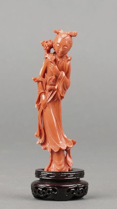 CHINE. Guanyin au rameau fleuri. Corail sculpté. P