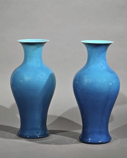 CHINE. Paire d'importants VASES balustres dits gua
