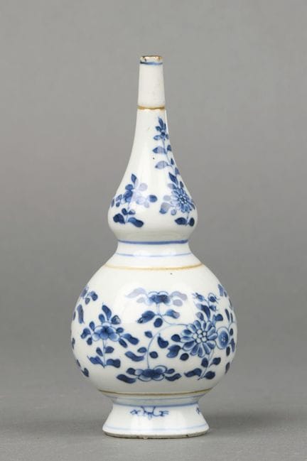 CHINE. ASPERSOIR en porcelaine de forme double gou