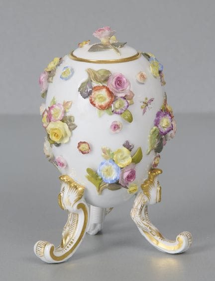 Huevo de porcelana de Meissen con flores en reliev