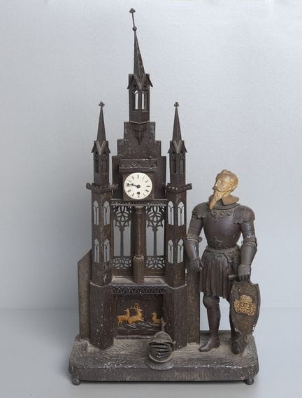 Orologio da tavolo a forma di cattedrale con caval