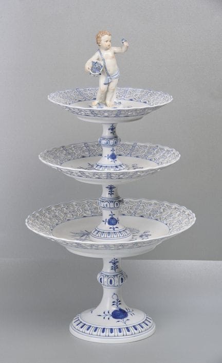 Etagère de Meissen con motivo de bulbos y figura, 