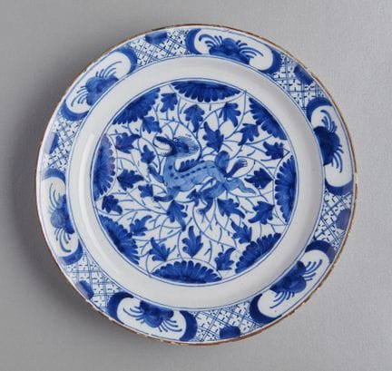 Plato de loza de Delft con motivo de dragón
Plato 