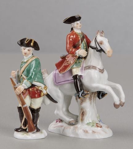 Dos pequeñas figuras de Meissen, un cazador y un c