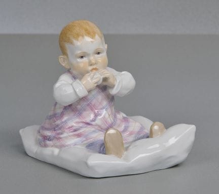 Niño de Meissen de Hentschel sobre un cojín, prime