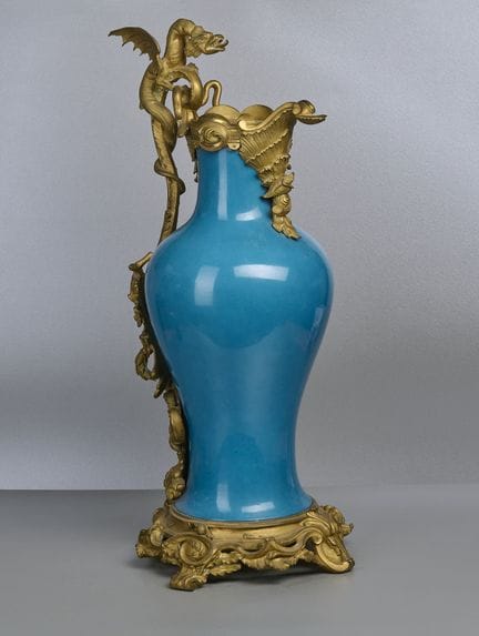 Gran jarra de Sèvres de estilo Luis XV con aplicac