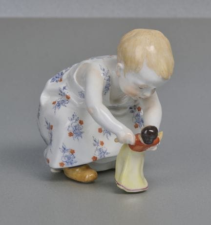 Niña de Meissen de Hentschel, sentada en cuclillas