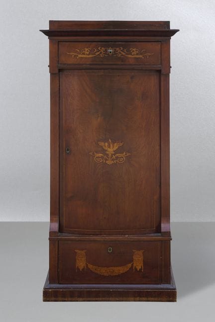 Pfeilerschrank mit aufwendigen Intarsien, 19. Jhdt