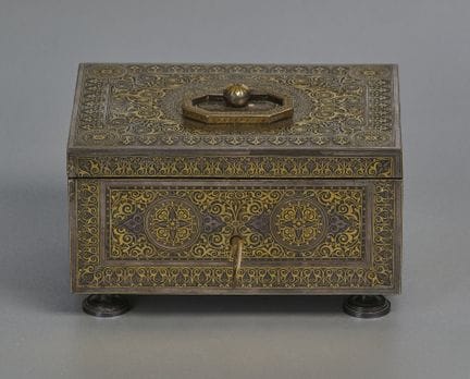 Cofanetto Alhambra placcato in oro, firmato Theodo