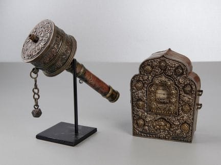Tibetische Gebetsmühle und Schrein
Tibetische Gebe