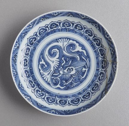 Chinese blue-and-white porcelain plate with a drag