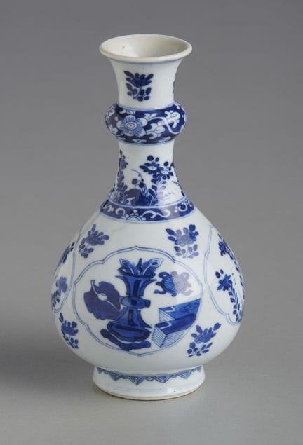 Jarrón chino de porcelana con motivos florales
Jar