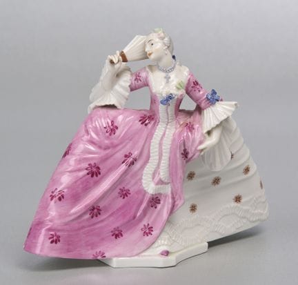 Figura de Nymphenburg, dama con vestido de crinoli