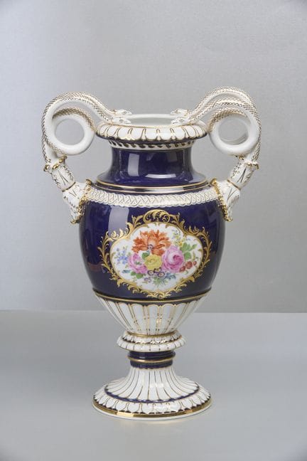 Gran jarrón de Meissen con asas en forma de serpie