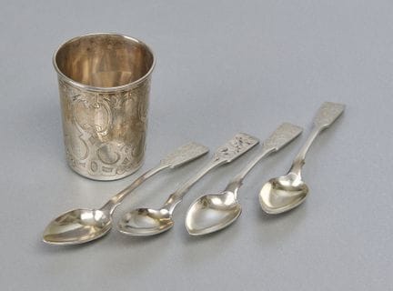 Vier russische Silberlöffel, sowie ein Becher
Vier