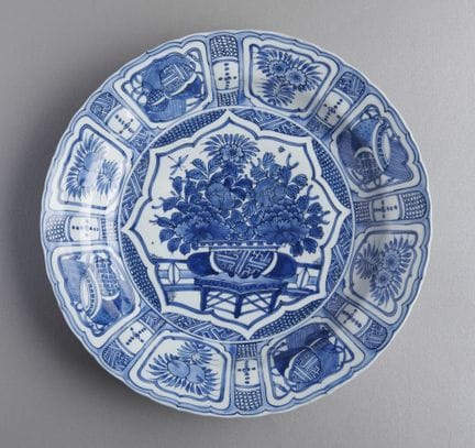 Flower-shaped Chinese blue-and-white porcelain pla