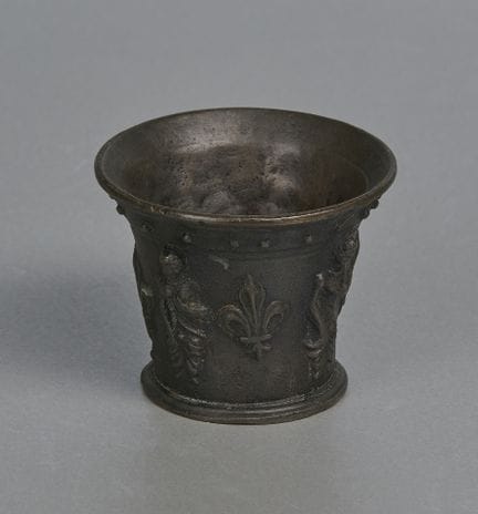 Mortero de bronce, Francia, con decoración de liri