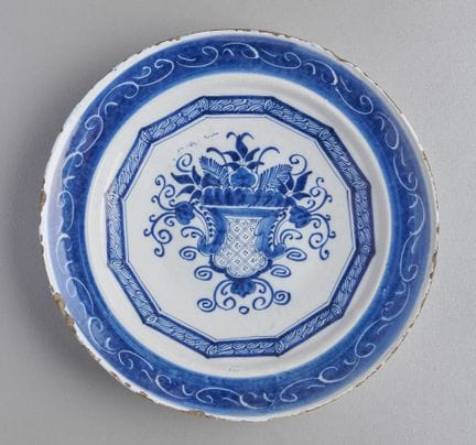 Plato de loza de Delft con un ramo de flores en el